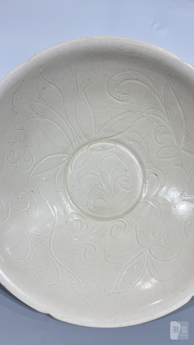 明 定瓷刻花花口碗 - 图5